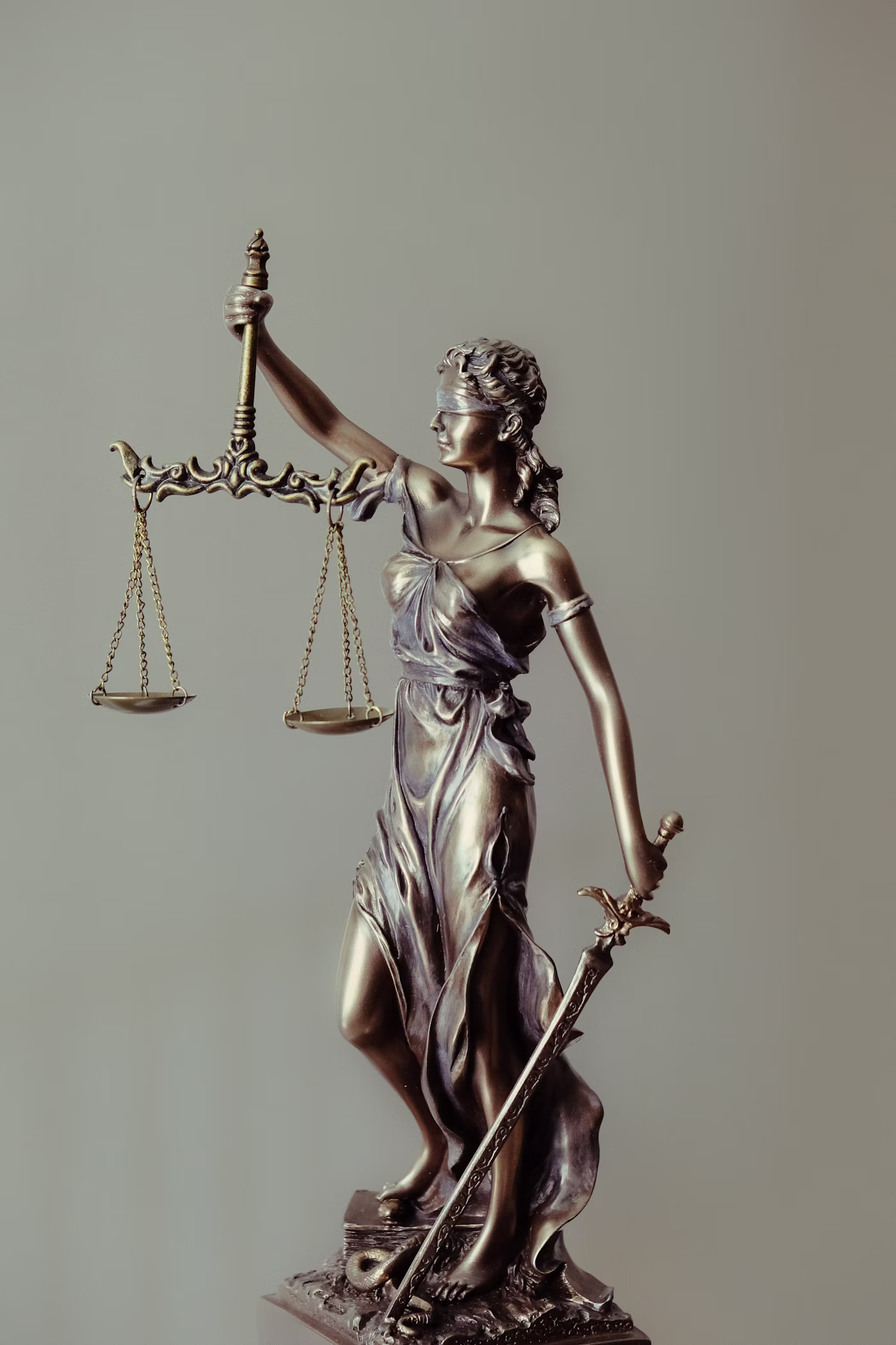 Zlatna statua Lady Justice, simbol pravednosti i zakona